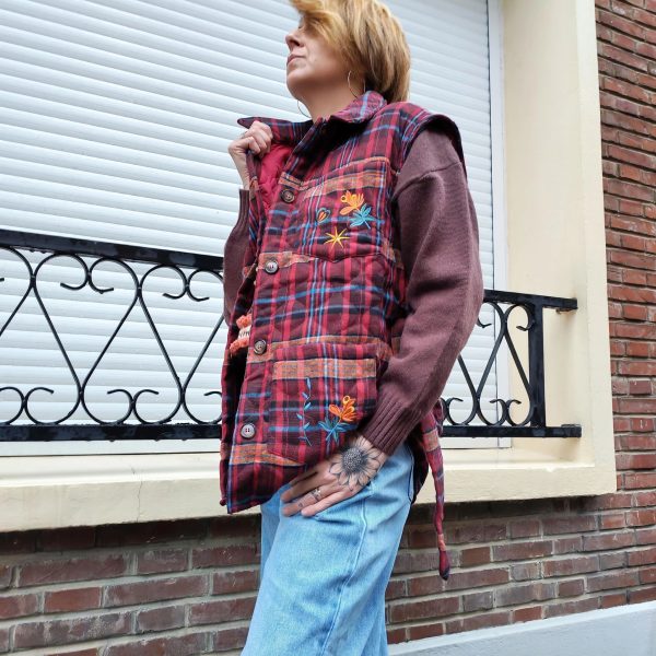 Veste matelassée carreaux brodée, liens latéraux pour ajustement, poches pratiques, col chemise structuré, rembourrage léger et confortable.