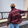Veste matelassée carreaux brodée, liens latéraux pour ajustement, poches pratiques, col chemise structuré, rembourrage léger et confortable.