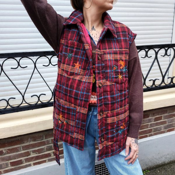 Veste matelassée carreaux brodée, liens latéraux pour ajustement, poches pratiques, col chemise structuré, rembourrage léger et confortable.