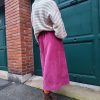 Jupe longue velours côtelé Pantalons / Shorts / Jupes Mademoiselle Hélène Jupe longue velours côtelé, taille haute avec plis structurés, poches latérales pratiques, coloris "aubergine", longueur midi à longue. Taille unique