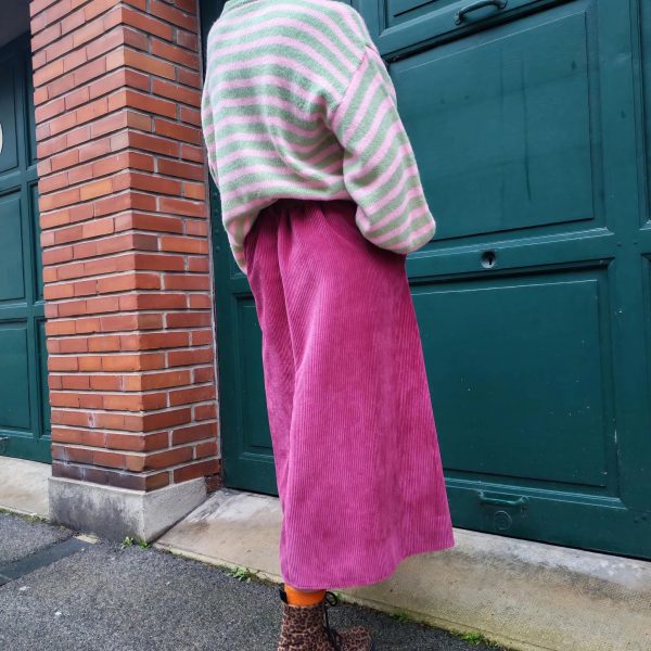 Jupe longue velours côtelé Pantalons / Shorts / Jupes Mademoiselle Hélène Jupe longue velours côtelé, taille haute avec plis structurés, poches latérales pratiques, coloris "aubergine", longueur midi à longue. Taille unique