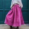 Jupe longue velours côtelé Pantalons / Shorts / Jupes Mademoiselle Hélène Jupe longue velours côtelé, taille haute avec plis structurés, poches latérales pratiques, coloris "aubergine", longueur midi à longue. Taille unique