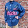 Surchemise en denim souple, coupe oversize, imprimés graphiques esprit vintage, col chemise classique, fermeture par boutons pression roses, manches longues avec poignets boutonnés, dos uni. Disponible en S/M & M/L