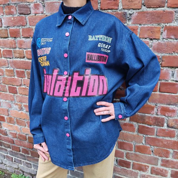 Surchemise en denim souple, coupe oversize, imprimés graphiques esprit vintage, col chemise classique, fermeture par boutons pression roses, manches longues avec poignets boutonnés, dos uni. Disponible en S/M & M/L