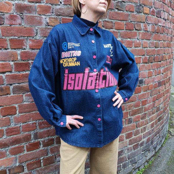 Surchemise en denim souple, coupe oversize, imprimés graphiques esprit vintage, col chemise classique, fermeture par boutons pression roses, manches longues avec poignets boutonnés, dos uni. Disponible en S/M & M/L
