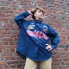 Surchemise en denim souple, coupe oversize, imprimés graphiques esprit vintage, col chemise classique, fermeture par boutons pression roses, manches longues avec poignets boutonnés, dos uni. Disponible en S/M & M/L