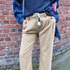 Pantalon jean beige coupe droite, denim souple, taille élastiquée, lien à nouer ceinture corde, taille haute, poches latérales.
