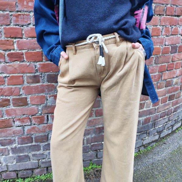 Pantalon jean beige coupe droite, denim souple, taille élastiquée, lien à nouer ceinture corde, taille haute, poches latérales.