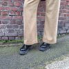 Pantalon jean beige coupe droite, denim souple, taille élastiquée, lien à nouer ceinture corde, taille haute, poches latérales.