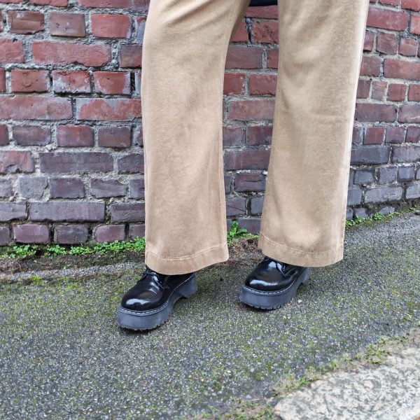 Pantalon jean beige coupe droite, denim souple, taille élastiquée, lien à nouer ceinture corde, taille haute, poches latérales.