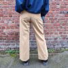 Pantalon jean beige coupe droite, denim souple, taille élastiquée, lien à nouer ceinture corde, taille haute, poches latérales.