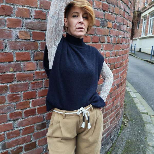 Pull sans manches dentelle Dernières Chances Mademoiselle Hélène Pull sans manches dentelle, pull sans manches en maille, sous-pull manches longues en dentelle, col montant côtelé, coupe droite et confortable, matières contrastées. Taille unique