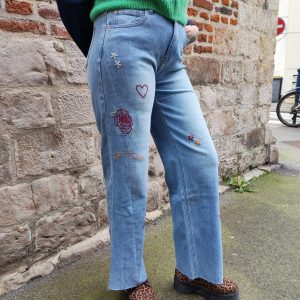 Jean barrel brodé love
