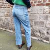 Jean barrel brodé love Jeans Mademoiselle Hélène Jean barrel brodé love, taille haute, denim clair délavé, broderies cœurs, fleurs et inscription, fermeture bouton + zip, longueur cheville / pleine longueur selon taille.