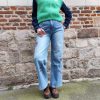 Jean barrel brodé love Jeans Mademoiselle Hélène Jean barrel brodé love, taille haute, denim clair délavé, broderies cœurs, fleurs et inscription, fermeture bouton + zip, longueur cheville / pleine longueur selon taille.