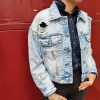 Veste en jean skull délavé, imprimé crânes, effet destroy avec détails usés, fermeture par boutons, poches poitrine avec rabat, coupe moderne et confortable, style rock.