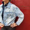 Veste en jean skull délavé, imprimé crânes, effet destroy avec détails usés, fermeture par boutons, poches poitrine avec rabat, coupe moderne et confortable, style rock.