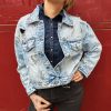 Veste en jean skull délavé, imprimé crânes, effet destroy avec détails usés, fermeture par boutons, poches poitrine avec rabat, coupe moderne et confortable, style rock.