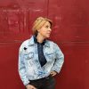 Veste en jean skull délavé, imprimé crânes, effet destroy avec détails usés, fermeture par boutons, poches poitrine avec rabat, coupe moderne et confortable, style rock.