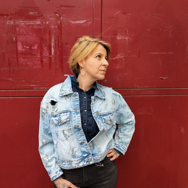 Veste en jean skull délavé, imprimé crânes, effet destroy avec détails usés, fermeture par boutons, poches poitrine avec rabat, coupe moderne et confortable, style rock.