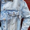 Veste en jean skull délavé, imprimé crânes, effet destroy avec détails usés, fermeture par boutons, poches poitrine avec rabat, coupe moderne et confortable, style rock.