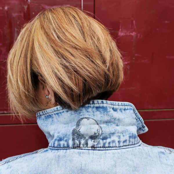Veste en jean skull délavé, imprimé crânes, effet destroy avec détails usés, fermeture par boutons, poches poitrine avec rabat, coupe moderne et confortable, style rock.