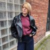 Veste simili cuir noire structurée, effet cuir texturé, coupe oversize, col montant avec boutons, fermeture zip frontal avec rabat asymétrique. Taille unique