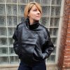 Veste simili cuir structurée, effet cuir texturé, coupe oversize, col montant avec boutons, fermeture zip frontal avec rabat asymétrique. Taille unique
