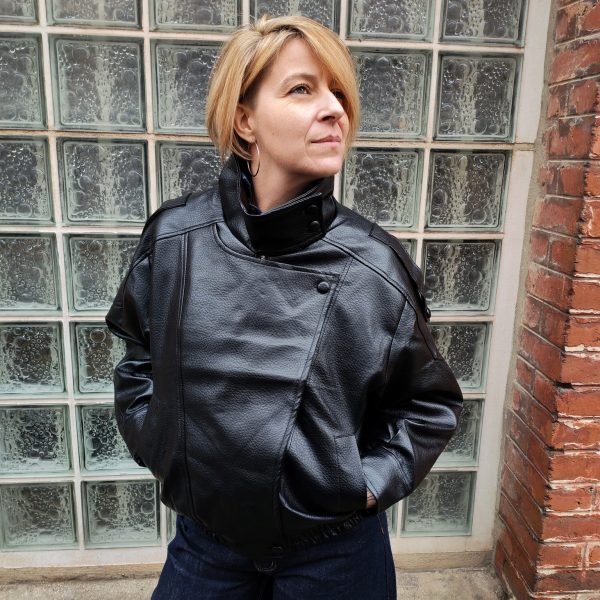 Veste simili cuir structurée, effet cuir texturé, coupe oversize, col montant avec boutons, fermeture zip frontal avec rabat asymétrique. Taille unique