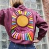 Sweat oversize imprimé soleil Les hauts Mademoiselle Hélène Sweat oversize imprimé soleil de couleur aubergine, manches longues, col rond, intérieur matelassé, coupe ample, imprimé soleil dans le dos. Taille unique