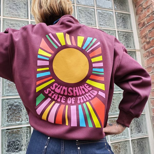 Sweat oversize imprimé soleil Les hauts Mademoiselle Hélène Sweat oversize imprimé soleil de couleur aubergine, manches longues, col rond, intérieur matelassé, coupe ample, imprimé soleil dans le dos. Taille unique