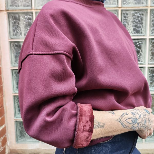 Sweat oversize imprimé soleil Les hauts Mademoiselle Hélène Sweat oversize imprimé soleil de couleur aubergine, manches longues, col rond, intérieur matelassé, coupe ample, imprimé soleil dans le dos. Taille unique