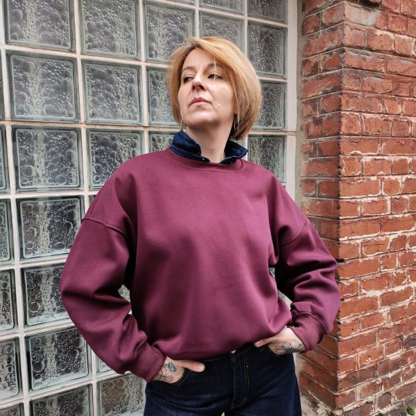 Sweat oversize imprimé soleil Les hauts Mademoiselle Hélène Sweat oversize imprimé soleil de couleur aubergine, manches longues, col rond, intérieur matelassé, coupe ample, imprimé soleil dans le dos. Taille unique