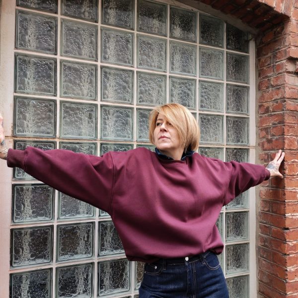 Sweat oversize imprimé soleil Les hauts Mademoiselle Hélène Sweat oversize imprimé soleil de couleur aubergine, manches longues, col rond, intérieur matelassé, coupe ample, imprimé soleil dans le dos. Taille unique