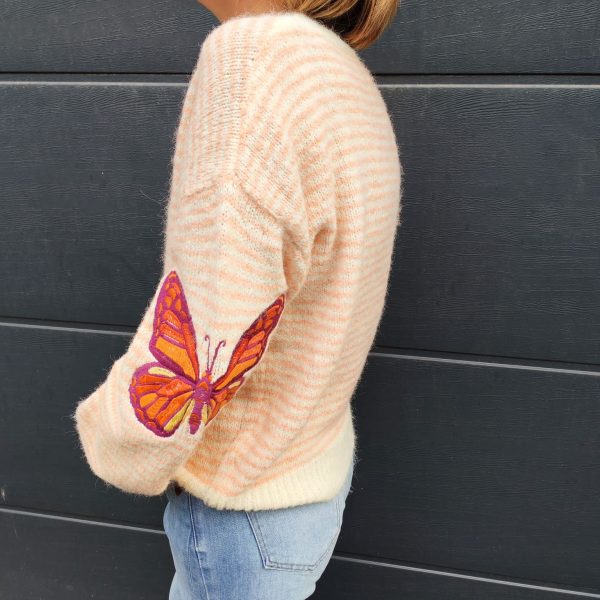 Pull papillon rayé doux Dernières Chances Mademoiselle Hélène Pull papillon rayé doux, papillons colorés sur les manches (bleu ou rouge), coupe oversize, maille douce, col rond, manches longues. Taille unique