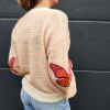 Pull papillon rayé doux Dernières Chances Mademoiselle Hélène Pull papillon rayé doux, papillons colorés sur les manches (bleu ou rouge), coupe oversize, maille douce, col rond, manches longues. Taille unique