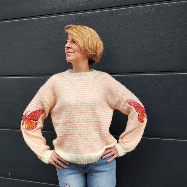 Pull papillon rayé doux Dernières Chances Mademoiselle Hélène Pull papillon rayé doux, papillons colorés sur les manches (bleu ou rouge), coupe oversize, maille douce, col rond, manches longues. Taille unique