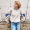 Pull papillon rayé doux Dernières Chances Mademoiselle Hélène Pull papillon rayé doux, papillons colorés sur les manches (bleu ou rouge), coupe oversize, maille douce, col rond, manches longues. Taille unique
