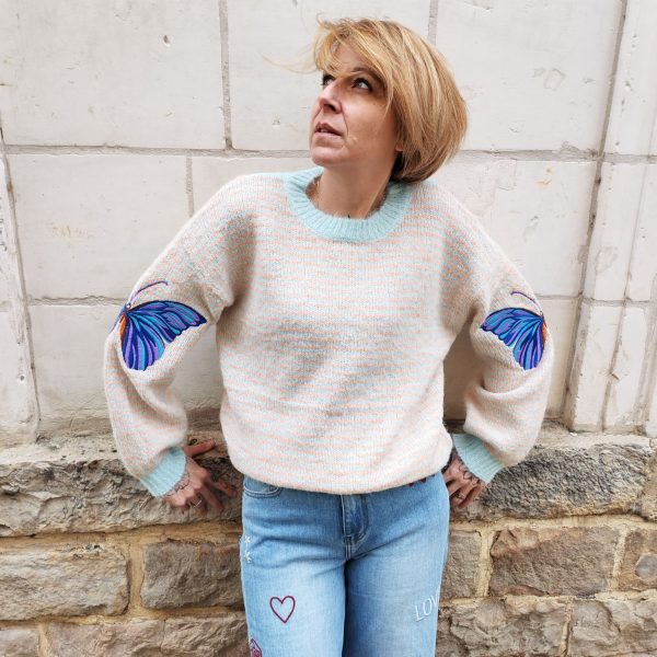 Pull papillon rayé doux Dernières Chances Mademoiselle Hélène Pull papillon rayé doux, papillons colorés sur les manches (bleu ou rouge), coupe oversize, maille douce, col rond, manches longues. Taille unique