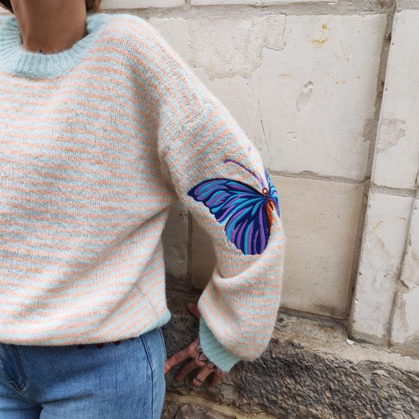 Pull papillon rayé doux Dernières Chances Mademoiselle Hélène Pull papillon rayé doux, papillons colorés sur les manches (bleu ou rouge), coupe oversize, maille douce, col rond, manches longues. Taille unique