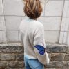 Pull papillon rayé doux Dernières Chances Mademoiselle Hélène Pull papillon rayé doux, papillons colorés sur les manches (bleu ou rouge), coupe oversize, maille douce, col rond, manches longues. Taille unique