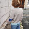Pull papillon rayé doux Dernières Chances Mademoiselle Hélène Pull papillon rayé doux, papillons colorés sur les manches (bleu ou rouge), coupe oversize, maille douce, col rond, manches longues. Taille unique