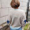 Pull papillon rayé doux Dernières Chances Mademoiselle Hélène Pull papillon rayé doux, papillons colorés sur les manches (bleu ou rouge), coupe oversize, maille douce, col rond, manches longues. Taille unique