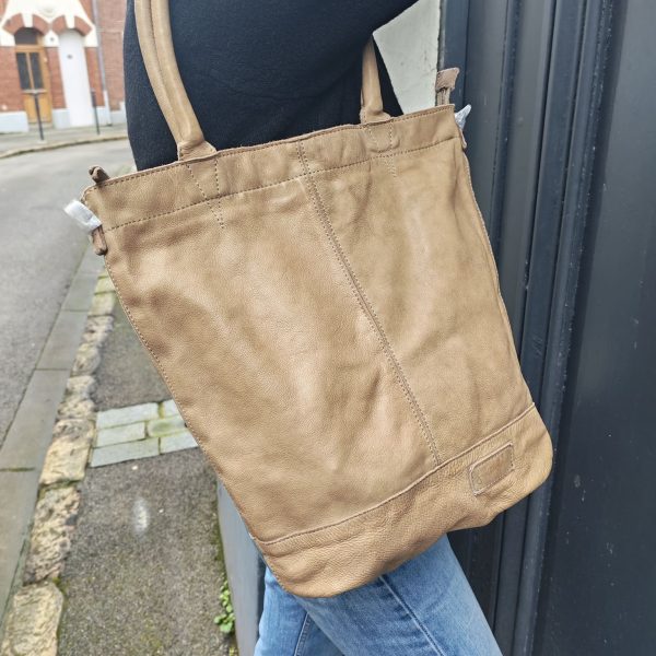 Cabas cuir Justified prenium Chaussures & Accessoires Mademoiselle Hélène Cabas cuir Justified prenium,, grand format, anses main + option bandoulière, fermeture zip, compartiment principal spacieux, porte-monnaie assorti zippé.