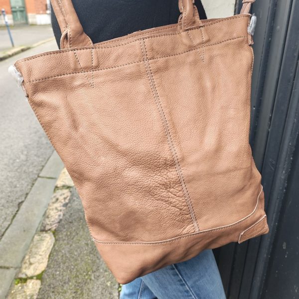 Cabas cuir Justified prenium Chaussures & Accessoires Mademoiselle Hélène Cabas cuir Justified prenium,, grand format, anses main + option bandoulière, fermeture zip, compartiment principal spacieux, porte-monnaie assorti zippé.
