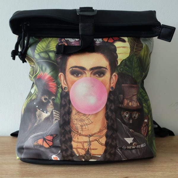 Sac à dos rolltop design Chaussures & Accessoires Mademoiselle Hélène Sac à dos rolltop NEW REBELS, matière extérieur : aspect déperlant type sac imperméable, fermeture rolltop + zip, Compartiments : 1 grande poche principale, 1 poche intérieut zippée, 2 compartiments ouvert, 1 poche zippée sur le devant et au dos, bretelles réglables.