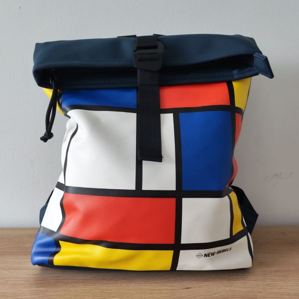 Sac à dos rolltop design Chaussures & Accessoires Mademoiselle Hélène Sac à dos rolltop NEW REBELS, matière extérieur : aspect déperlant type sac imperméable, fermeture rolltop + zip, Compartiments : 1 grande poche principale, 1 poche intérieut zippée, 2 compartiments ouvert, 1 poche zippée sur le devant et au dos, bretelles réglables.