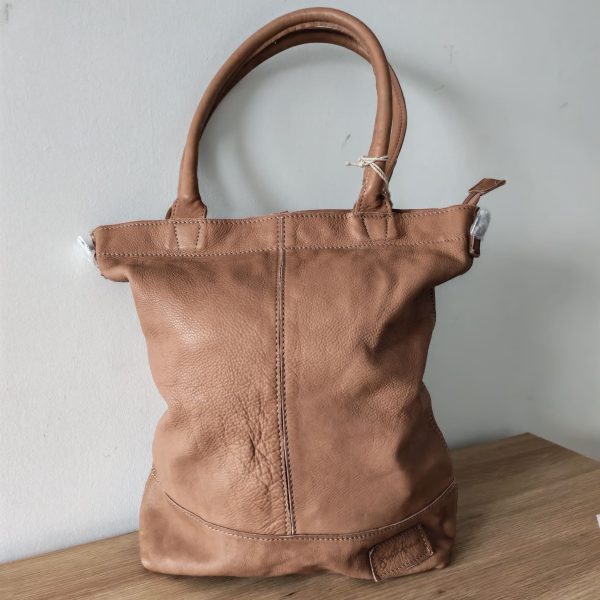 Cabas cuir Justified prenium Chaussures & Accessoires Mademoiselle Hélène Cabas cuir Justified prenium,, grand format, anses main + option bandoulière, fermeture zip, compartiment principal spacieux, porte-monnaie assorti zippé.