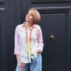 Chemise ananas brodé femme, fines rayures, broderies ananas multicolore au dos, galon brodé coloré le long de la patte de boutonnage, coupe confortable légèrement ample, col chemise classique, manches longues avec poignets contrastés, fermeture boutonnée sur le devant, matière légère et douce.