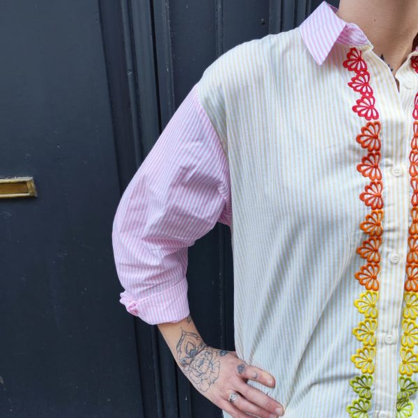 Chemise rayée broderie ananas, fines rayures, broderies ananas multicolore au dos, galon brodé coloré le long de la patte de boutonnage, coupe confortable légèrement ample, col chemise classique, manches longues avec poignets contrastés, fermeture boutonnée sur le devant, matière légère et douce.